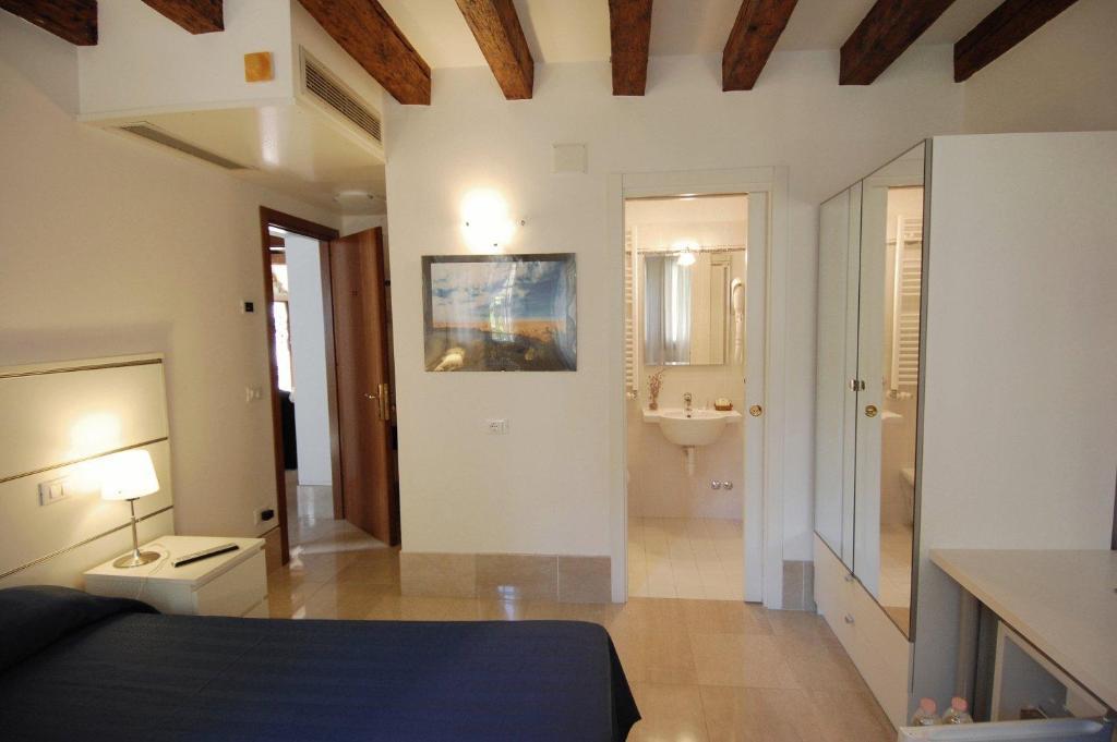 Santa Margherita Guest House Венеция Экстерьер фото